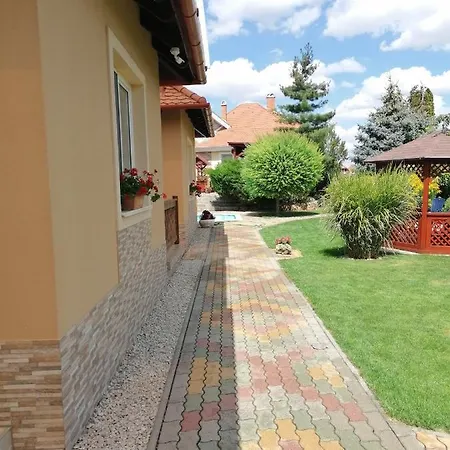 Apartment Kaktuszvirag Apartmanhaz *